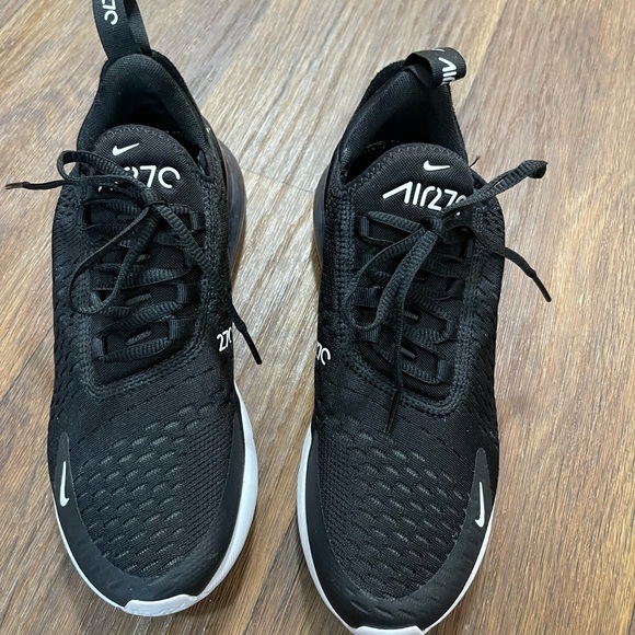 Nike Women's Air Max 270 Shoes, size 8 - Picture 9 of 9